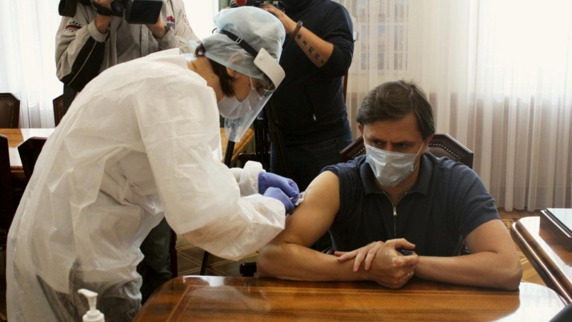 Орловскому губернатору вкололи вакцину против гриппа