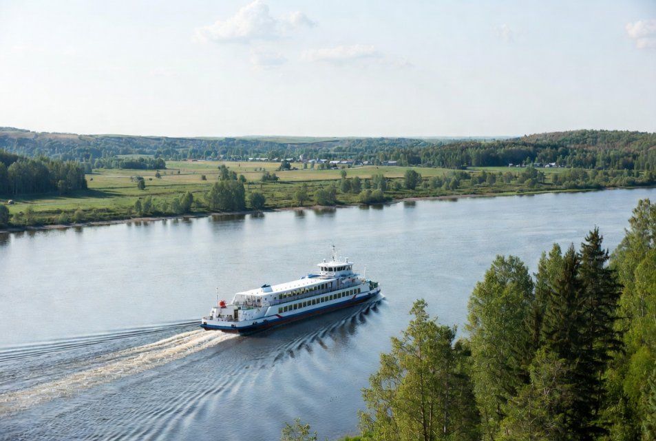 Водоизмещающие суда открывают возможности для комфортного плавания по рекам и озерам России