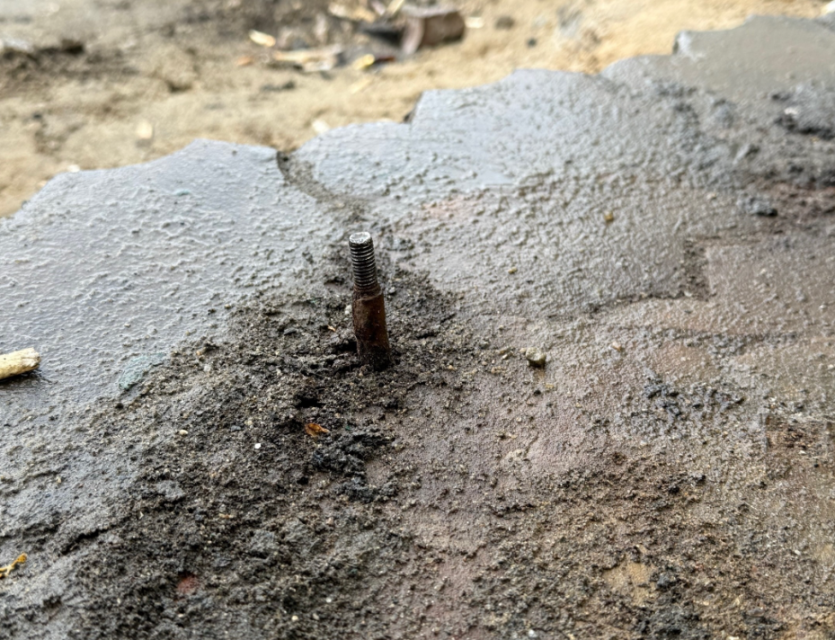 Обратная сторона благоустройства: орловчанин пробил ногу штырем на ул. Комсомольская 