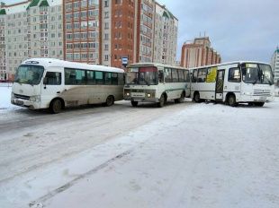 В Зареченском микрорайоне Орла не поделили дорогу три маршрутки 