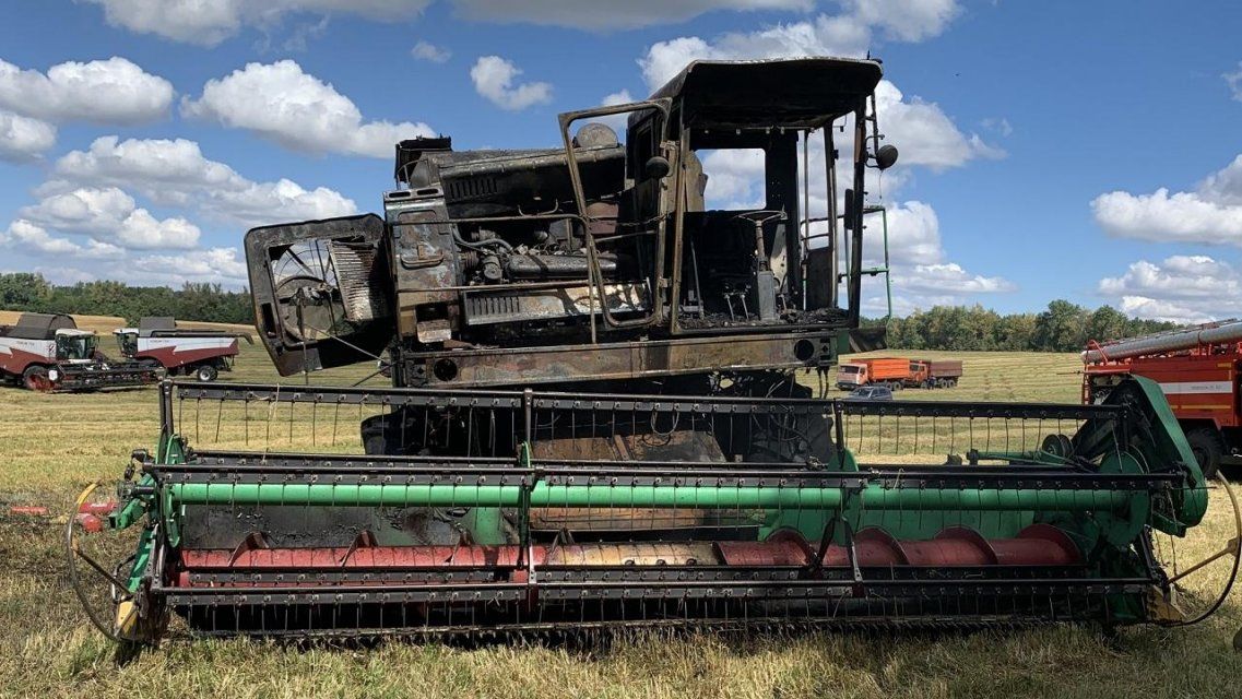 В выходные в полях Орловщины сгорели комбайн и КамАЗ