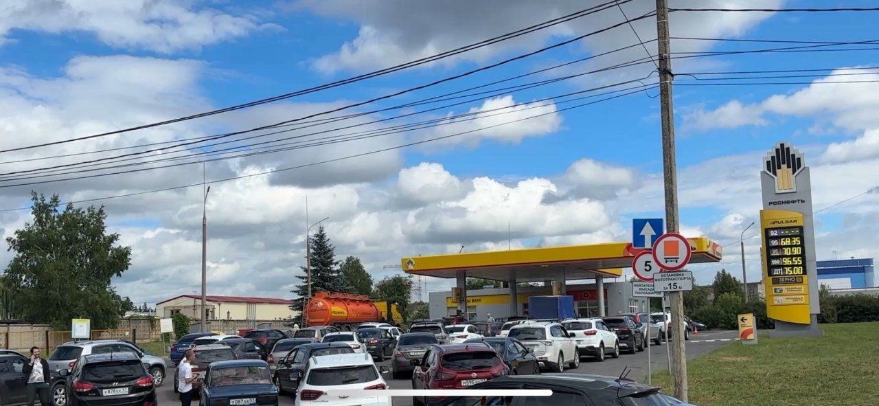 Орловские водители выстроились в очереди на заправках. Но часть из них вовсе закрыта