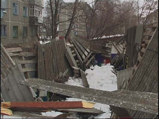 Упала крыша...упала на пол