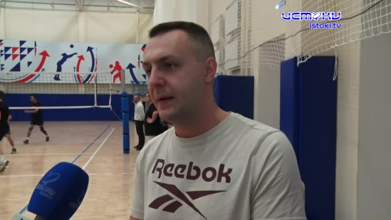 16 волейбольных коллективов из разных уголков Орловщины, а также Курска и Калуги, приняли участие в Фестивале волейбола среди любительских команд.