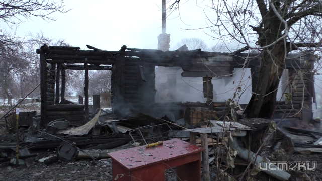 Под Орлом огонь уничтожил жилой дом с хозпостройкой