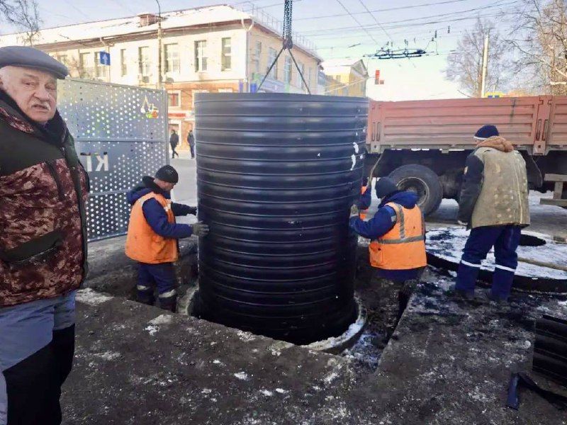 Ремонт канализационного коллектора на улице Полесской в Орле продолжается