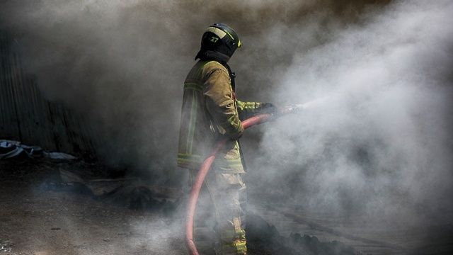 Под Орлом сгорел гараж и "девятка"