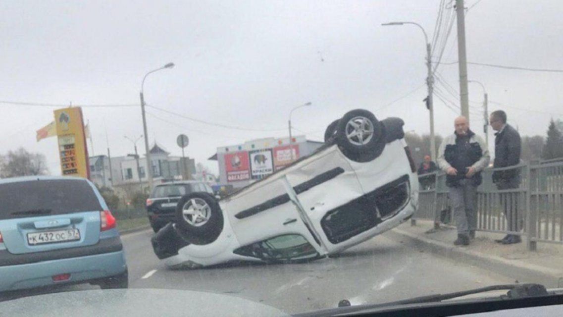 Отделался легким испугом: на кольцевой развязке в Орле лег на крышу «Пежо»