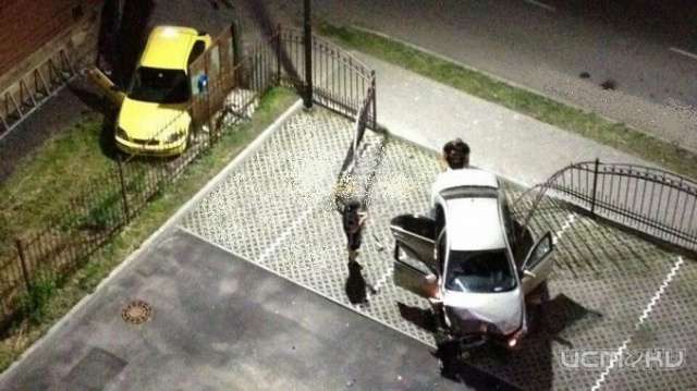 В Орле машина протаранила забор жилого дома