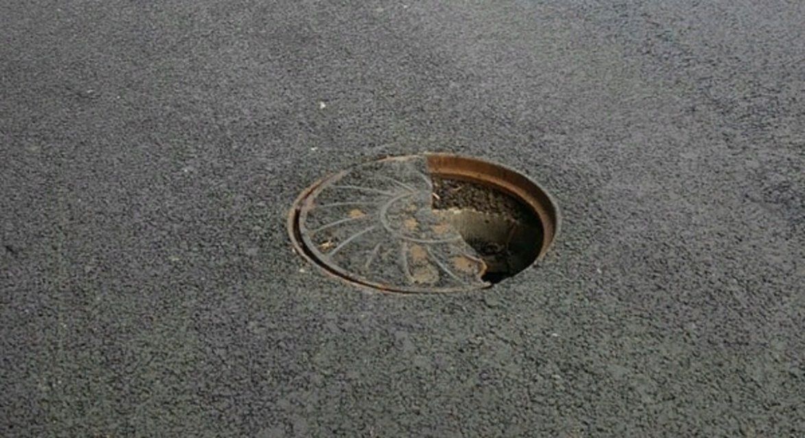 На свежеотремонтированной улице Московской в Орле замечен отломанный люк