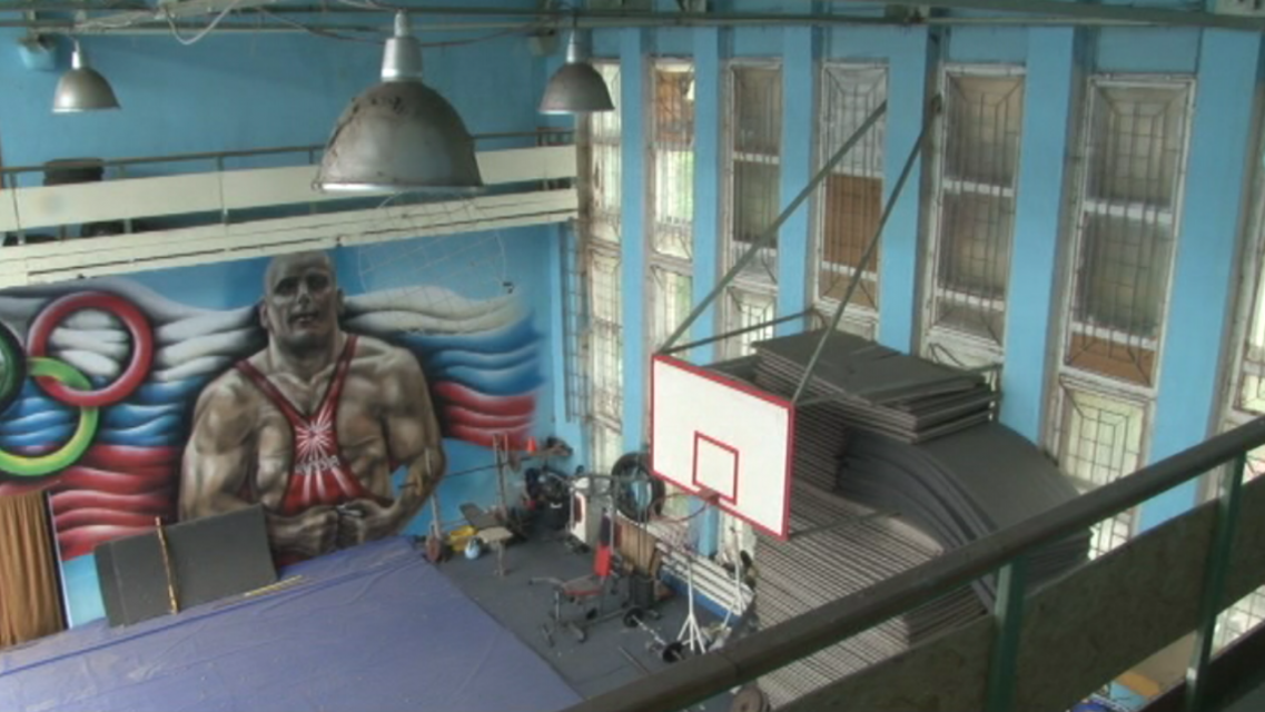 Рухнувшая еще в мае крыша спортзала на Наугорском шоссе в Орле снова дала о себе знать