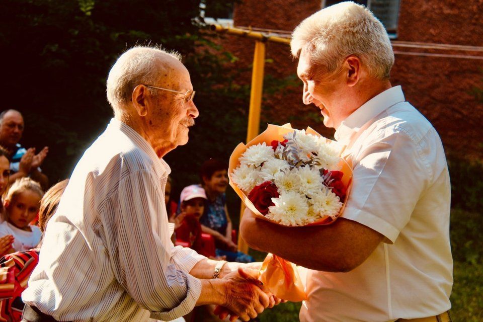 Акция «Парад под окнами ветеранов» продолжает шагать по Орлу