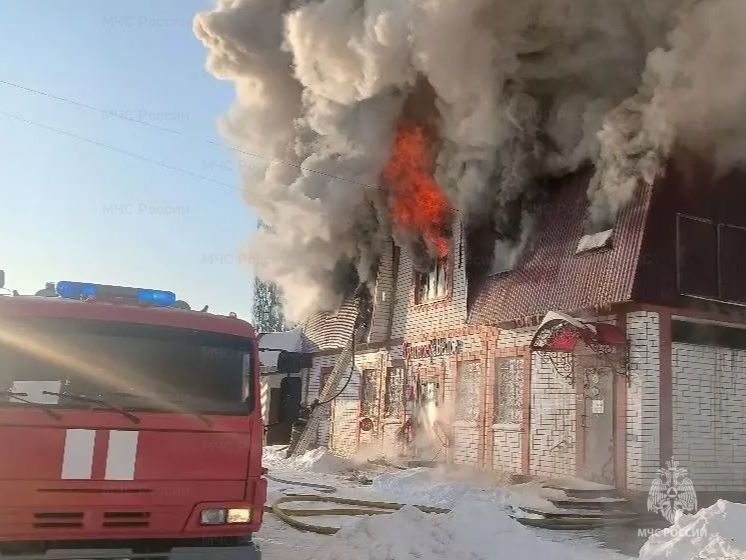 В Ливнах рисковали сгореть 2 магазина