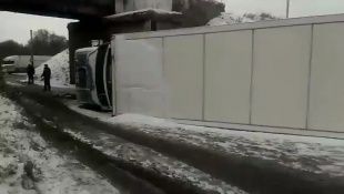 Под Нарышкино перевернулась фура: появилось видео с места ДТП 