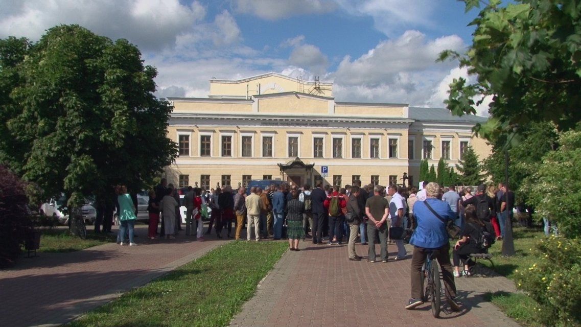 «Отчаянное противостояние»: Вдовин оценил встречу Клычкова с орловчанами в сквере Ермолова