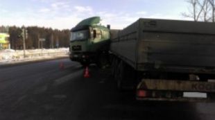 В Орле грузовик сбил девушку