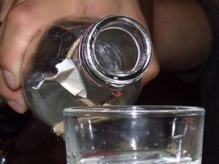 В Орле самогонщица предлагала взятку полицейскому