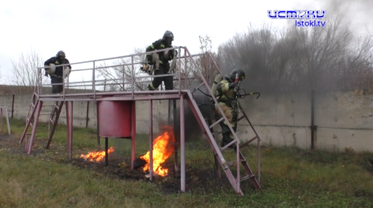 Не поддаться страху и панике. Орловские спасатели учились справляться с эмоциями на огненной полосе препятствий