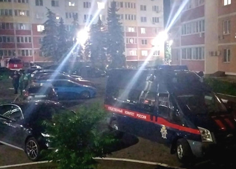 В орловских пабликах и СМИ появилась информация почему 11-летняя упавшая девочка оказалась на балконе техэтажа 15-ти этажного здания