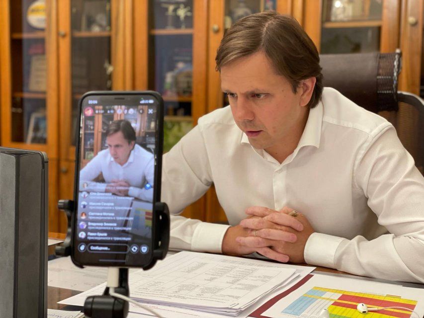 Да вижу я! Губернатора торопят с отменой масок, он же перешел на ежедневные эфиры и делится важной информацией