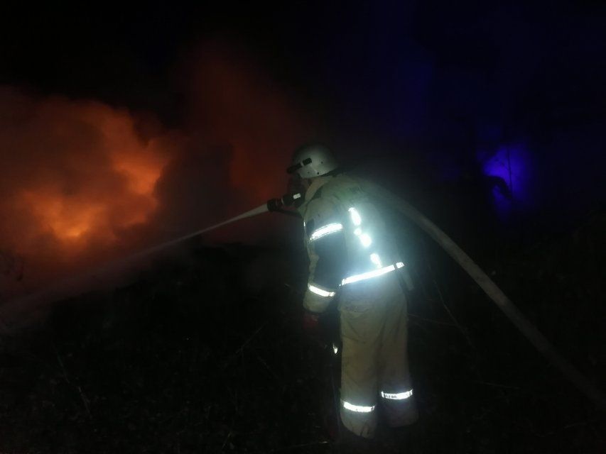 Во Мценском районе полыхали сараи