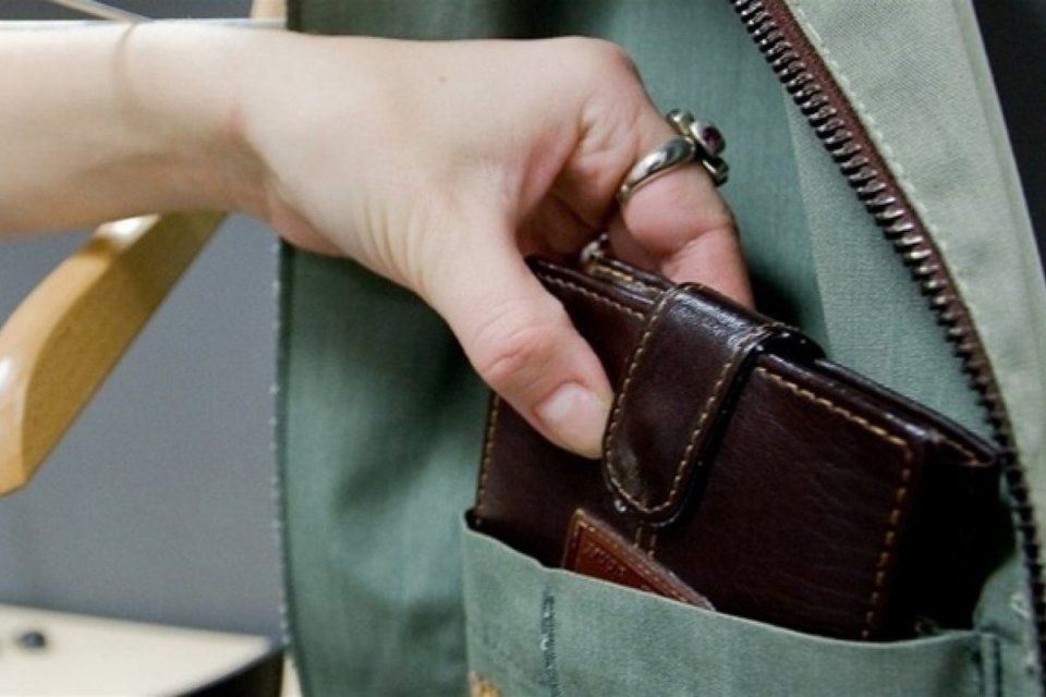 В Орле 45 -летняя сотрудница кафе украла деньги из рюкзака 18 летнего подростка