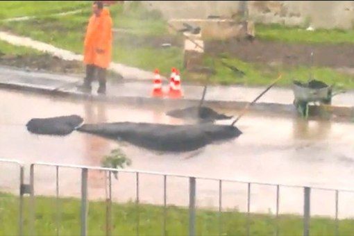Ремонт дорог в дождь- становится традицией