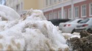 Опубликовали график очистки дворов от снега в Орле, а очередная упавшая наледь нанесла ущерб. Новости за 90 секунд