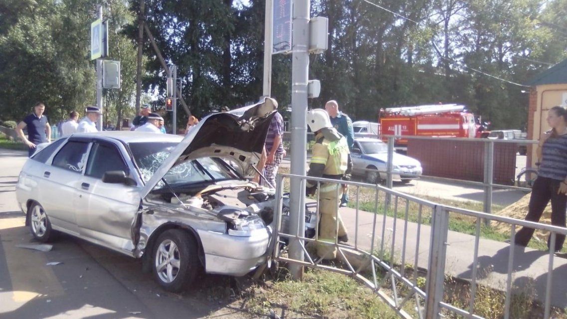 В Орловской области ВАЗ вписался в дорожное ограждение