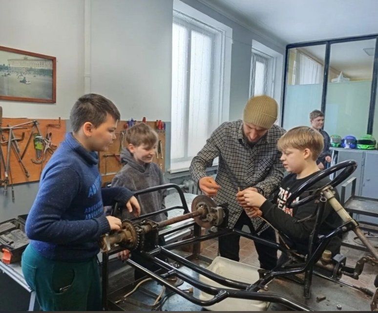 Орловский гонщик пообещал ливенским ребятам несколько картов