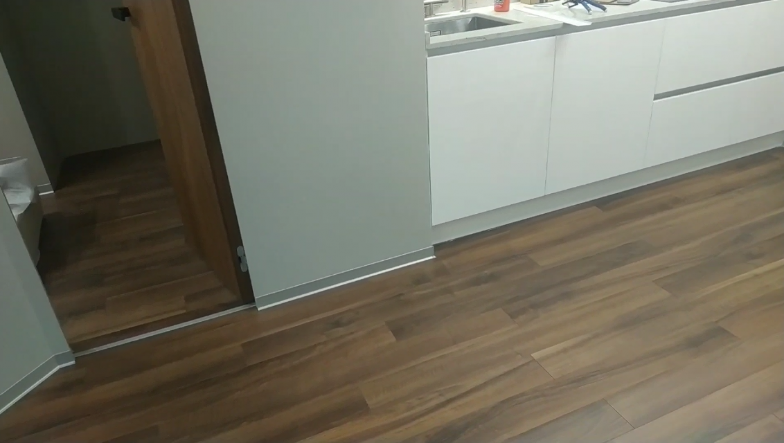 Напольный плинтус, виды и материалы