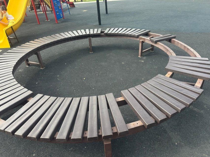 Работники КДЦ "Металлург" призывают жителей не крушить лавочки