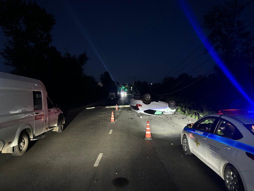 Сегодня ночью в Орле водитель на Volvo XC40 врезался в опору ЛЭП