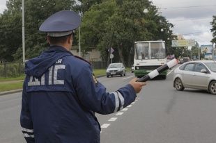 Патрульные экипажи ДПС помогают нуждающимся на орловских дорогах.