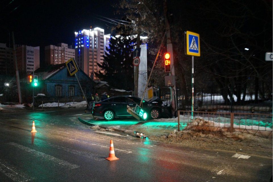 В Орле пьяный водитель заехал на бордюр и снес дорожные знаки