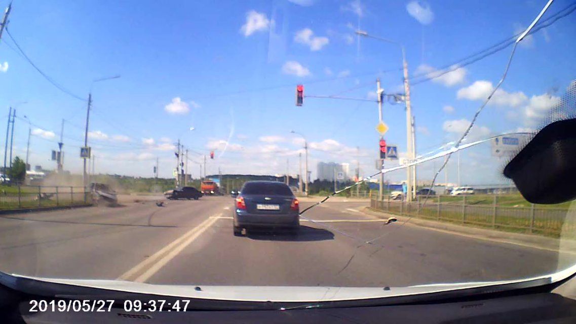 Момент шокирующего столкновения иномарок на Раздольной в Орле попал на видео