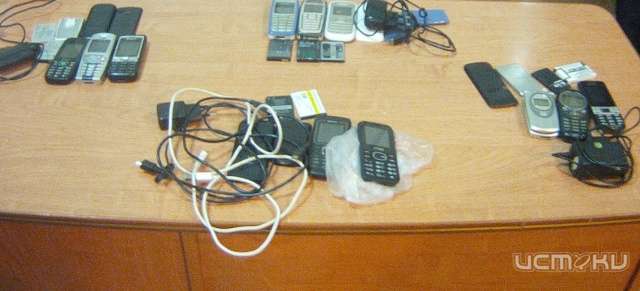 Поймали с поличным: двое орловчан пытались передать в колонию 11 телефонов