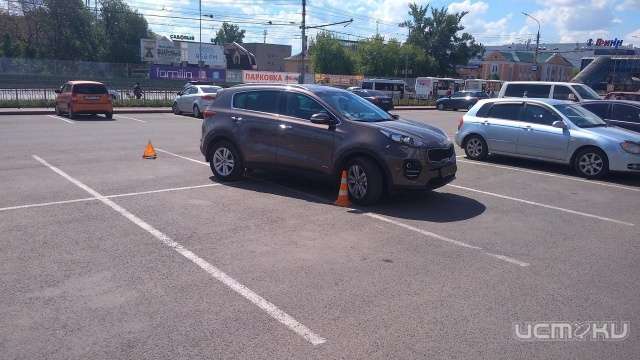 Орловчанка попала в больницу, угодив под колеса авто на парковке перед ТЦ