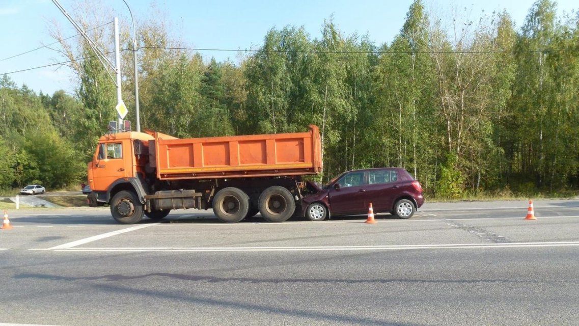 Пенсионеры на «Шкоде» влетели в КамАЗ на орловской объездной