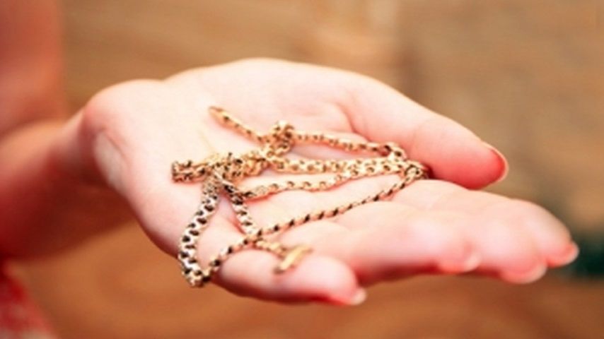 На остановке в Орле средь бела дня с женщины сорвали золотую цепочку