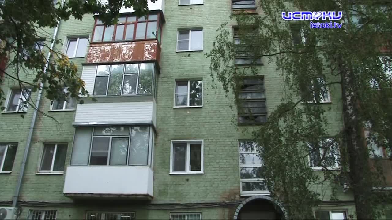 Разбитые окна, аварийная крыша и гнилые трубы, из которых в подъезд текут фекалии. Жители Маринченко, 4 поделились с нами своими бедами