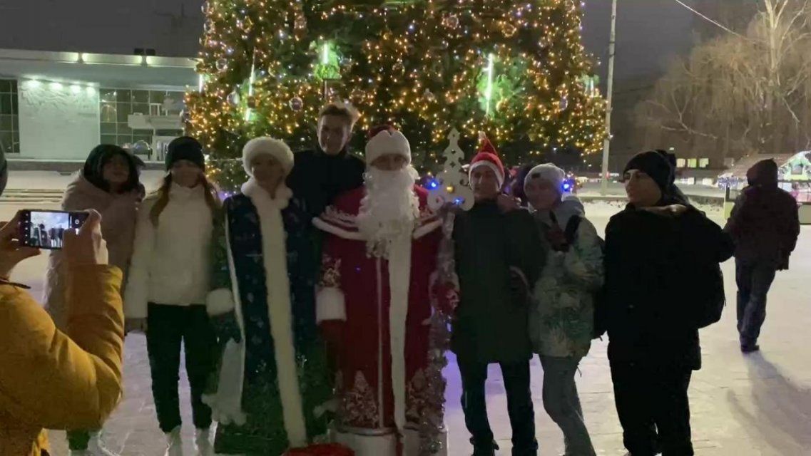 Предновогодние чудеса: Парахин раздавал детям пряники в центре Орла