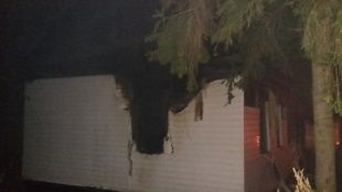 В Урицком районе горел жилой дом 