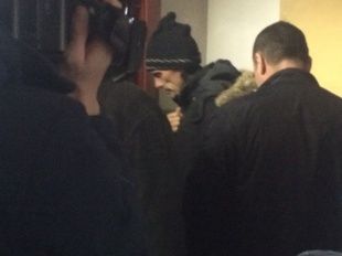 Мужчину, угрожающего взорвать дом, увезли санитары скорой помощи