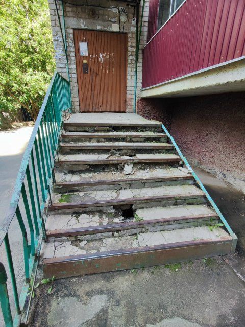 Орловчанка пожаловалась губернатору на опасную лестницу 