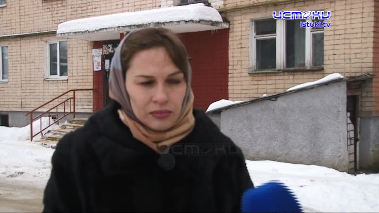 ЖКХалатность... Жильцы дома №22 по ул. Лазо уже устали от равнодушия УК. А для ЖЭУ-24 полуразрушенные подъезды в подшевном доме - норма