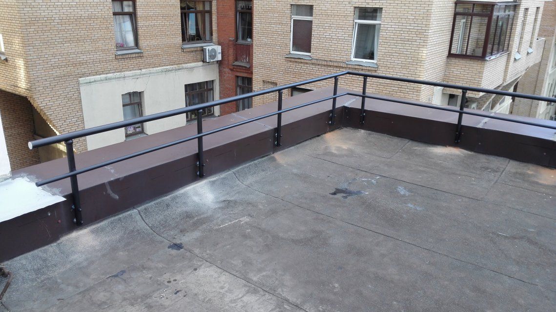 Ограждение плоской кровли – нормы, конструкция