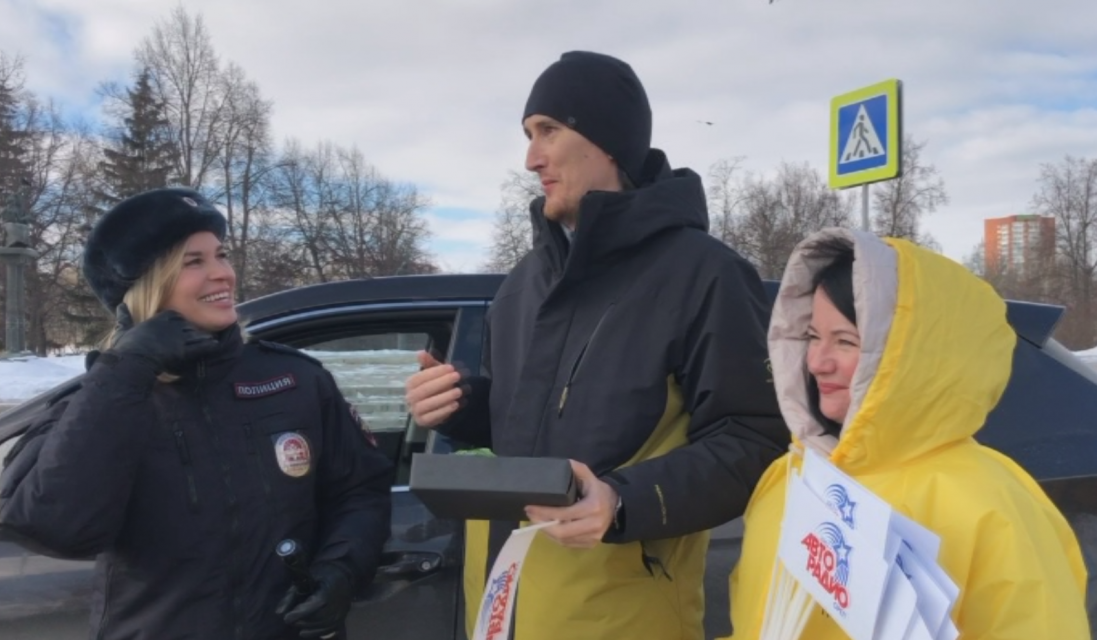  Медиа-Траст, Авто Радио и сотрудницы ГИБДД поздравили с 23 февраля на совместном рейде