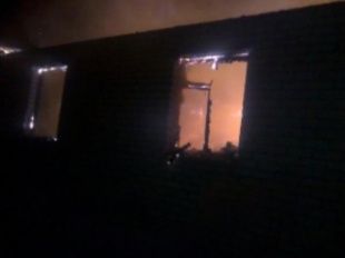 В Новодеревеньковском районе горел нежилой дом