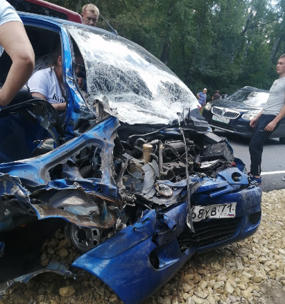 На трассе под Орлом легковушка протаранила грузовик. Пострадали 6 человек